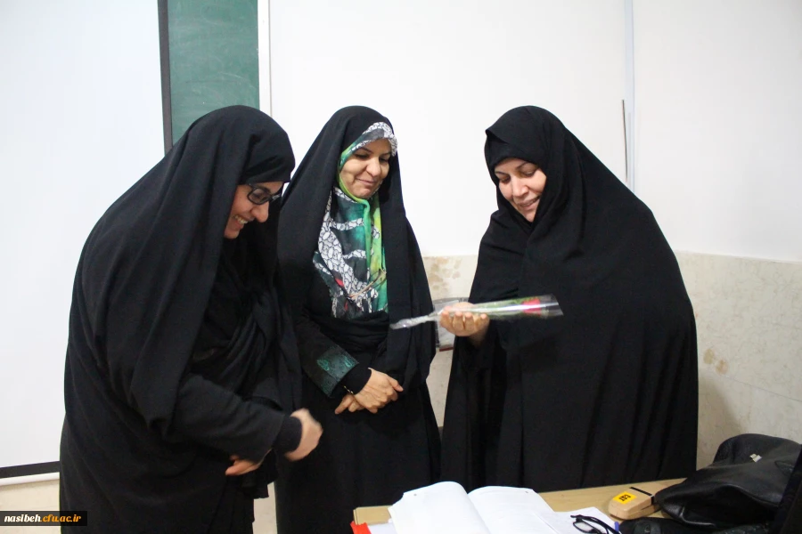 اهدای شاخه گل به دانشجومعلمان به مناسبت روزدانشجو 7