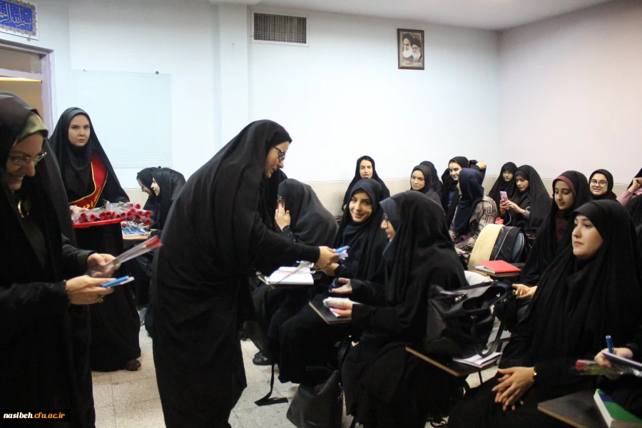 اهدای شاخه گل به دانشجومعلمان به مناسبت روزدانشجو 6