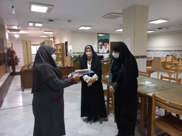 

بازدید ازنمایشگاه کتاب اساتید و اجرای طرح کتابخانه باز و تقدیر از کتابدار پردیس 
 2