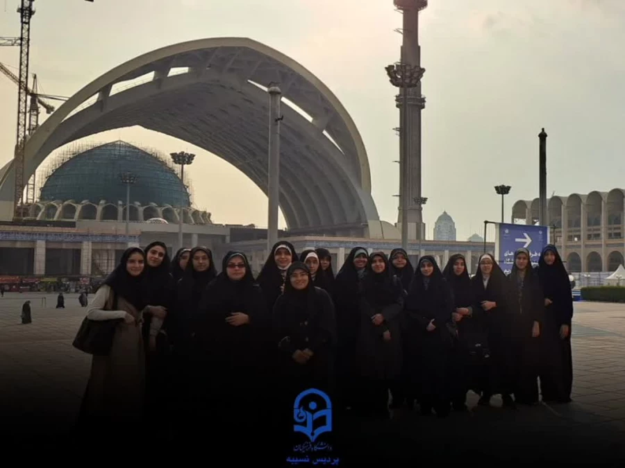 بازدید دانشجو معلمانپردیس از غرفه دانشگاه فرهنگیان در نمایشگاه بین المللی قرآن 3