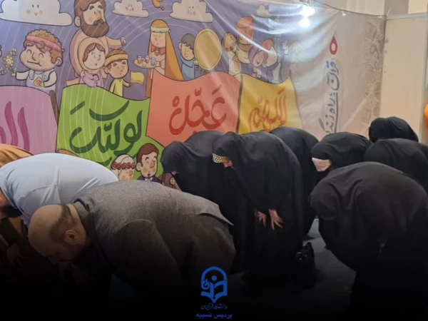 بازدید دانشجو معلمانپردیس از غرفه دانشگاه فرهنگیان در نمایشگاه بین المللی قرآن 10